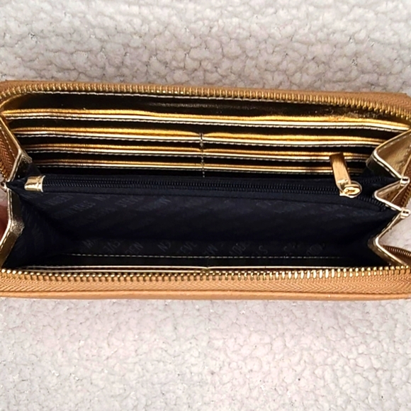 Steve Madden Leather Wallet with Wrist Strap - Picture 11 of 11